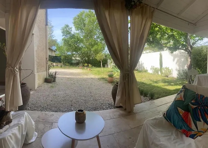 Maison Avec Jardin Et 3 Petits Chats , Proche Du Chateau Lacoste