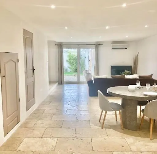 Maison Avec Jardin Et 3 Petits Chats , Proche Du Chateau Lacoste